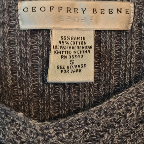 Women's Geoffrey Beene v-neck knit sweater - Picture 2 of 3